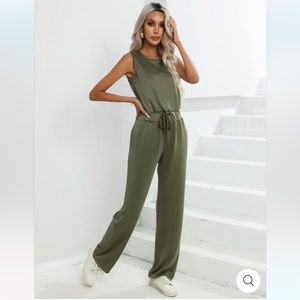 Large. Very comfortable! Never been worn.